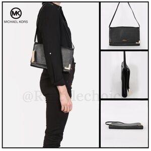 MICHAEL KORS
Beverly Leather Oversize Clutch Black